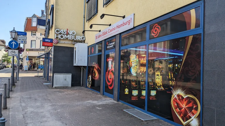 Eingang des Casino Homburg an der Straße