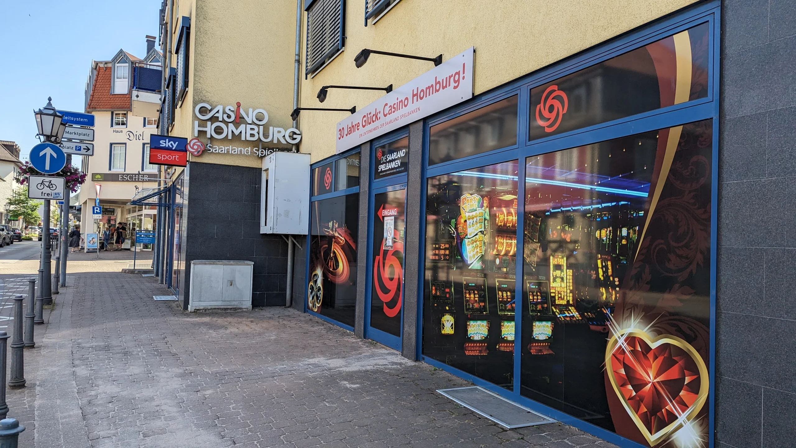 Eingang des Casino Homburg an der Straße