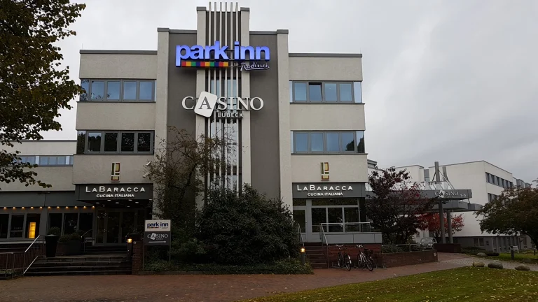 Außenansicht des Casino Lübeck am Park Inn Hotel