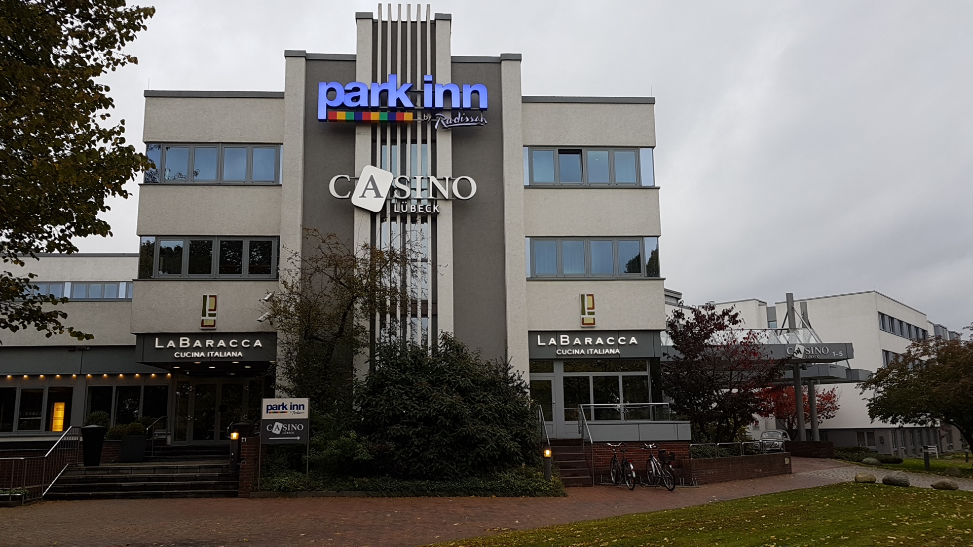 Außenansicht des Casino Lübeck am Park Inn Hotel