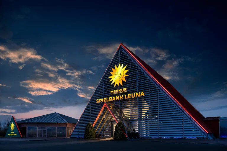 Außenansicht der MERKUR SPIELBANK Leuna bei Nacht