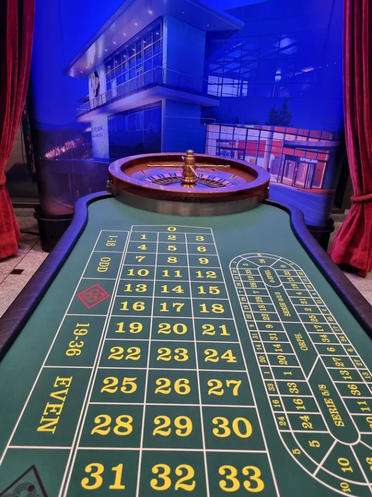 Roulettetisch der Spielbank Bad Wiessee vor Außenansicht