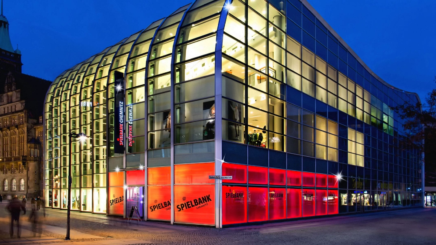 Fassade der Spielbank Chemnitz bei Nacht