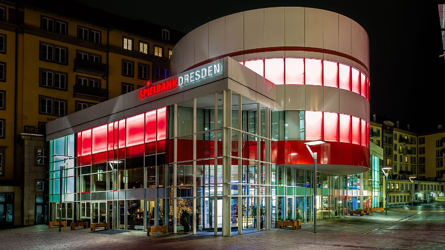 Fassade der Spielbank Dresden bei Nacht