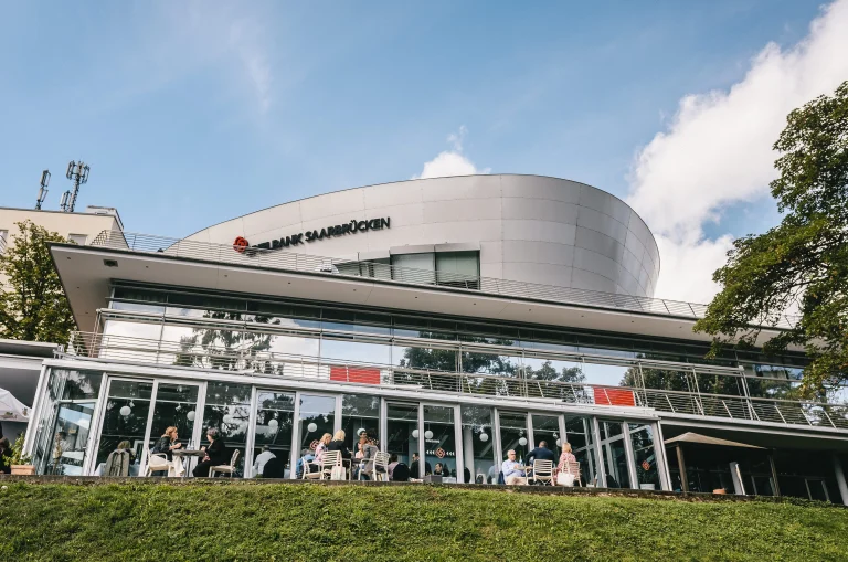 Außenansicht der Spielbank Saarbrücken mit Terrasse