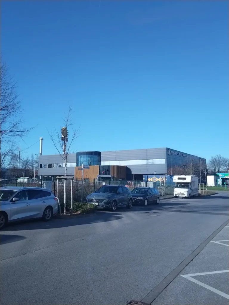Außenansicht der MERKUR SPIELBANK Monheim mit Parkplatz