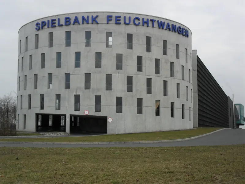Außenansicht der Spielbank Feuchtwangen bei Tageslicht