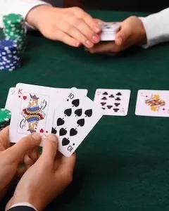 Künstlerische Darstellung eines Baccarat-Tisches mit Karten und Casino-Chips