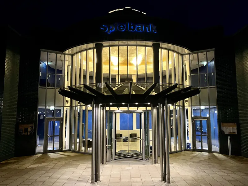 Beleuchtete Fassade der Spielbank Bad Kötzting bei Nacht