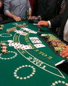 Gezeichnete Blackjack-Szene mit Spielkarten und Chips auf einem Casino-Tisch