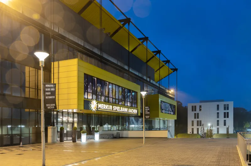 Eingang der Merkur Spielbank Aachen bei Nacht