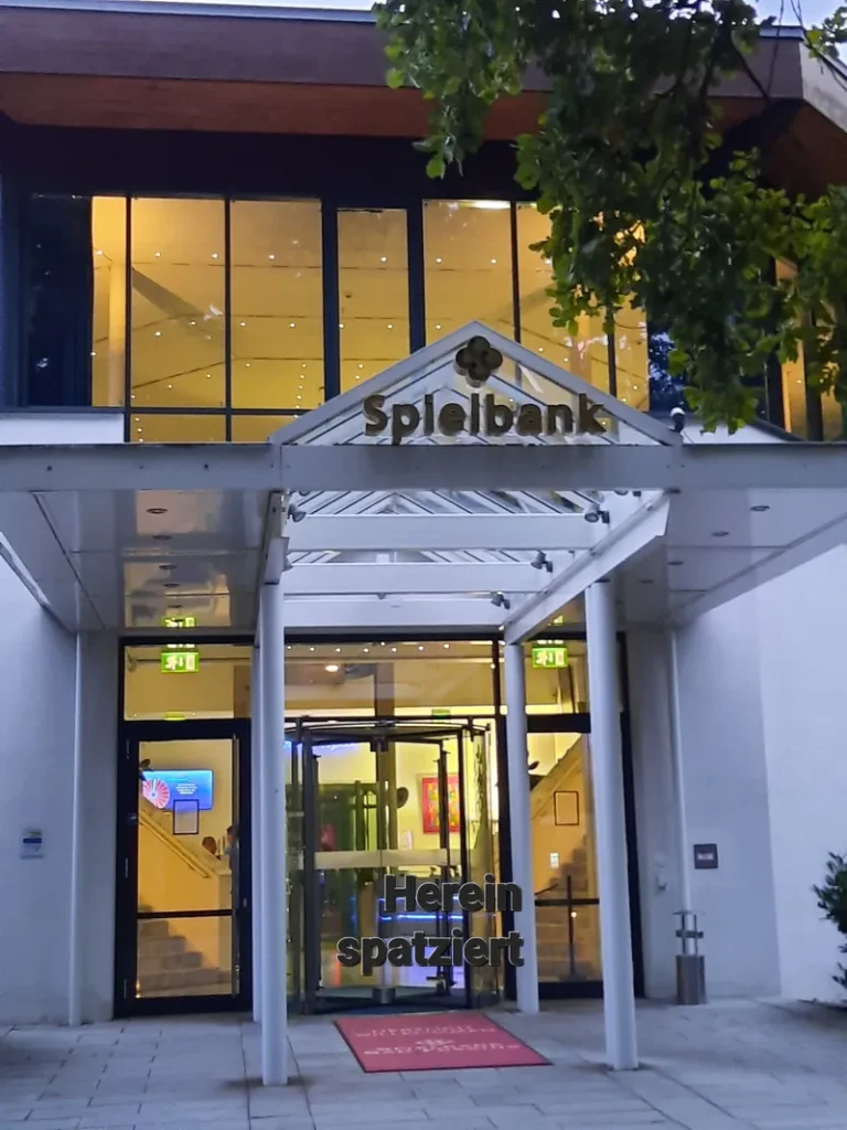 Eingang der Spielbank Bad Füssing am Abend