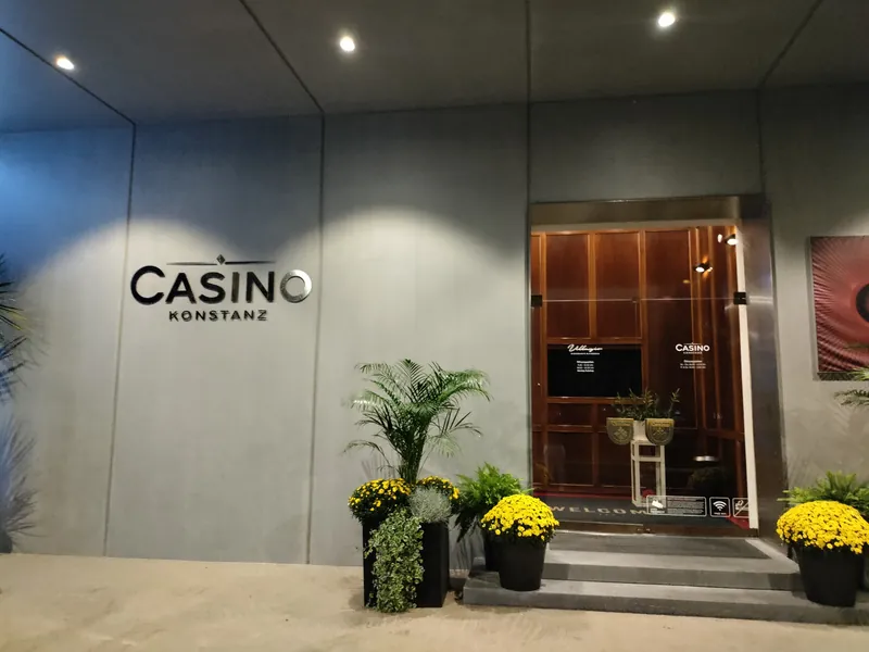 Eingang des Casino Konstanz bei Abendbeleuchtung