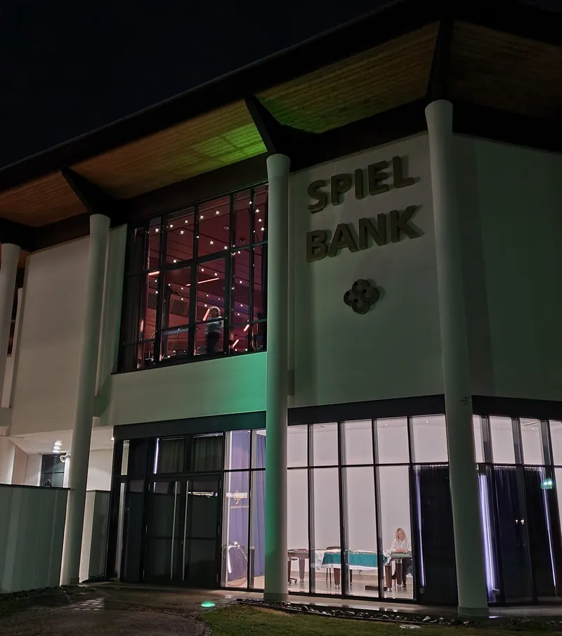 Fassade der Spielbank Bad Füssing bei Nacht