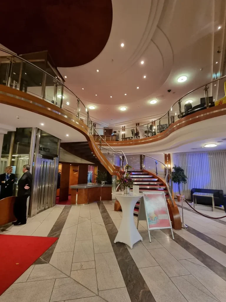 Foyer der Spielbank Garmisch-Partenkirchen mit Treppe