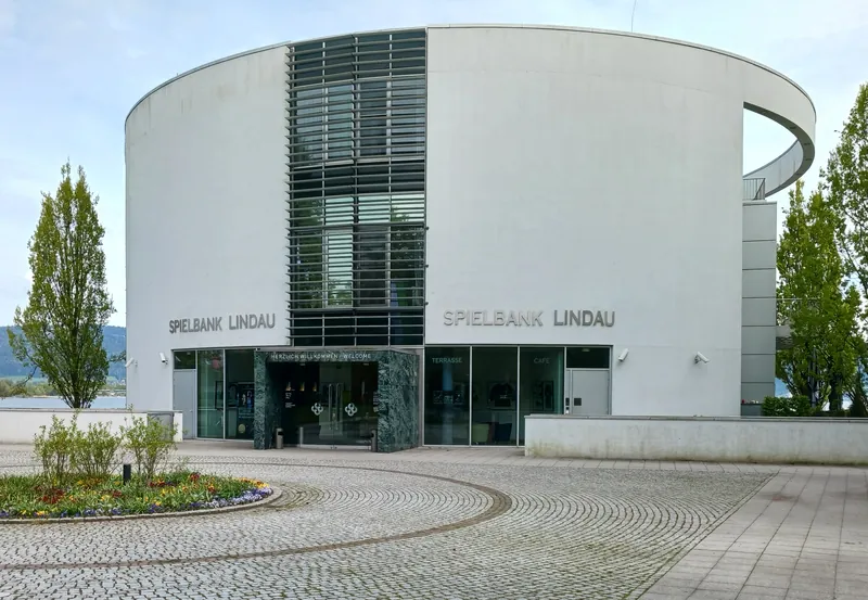 Haupteingang der Spielbank Lindau bei Tageslicht