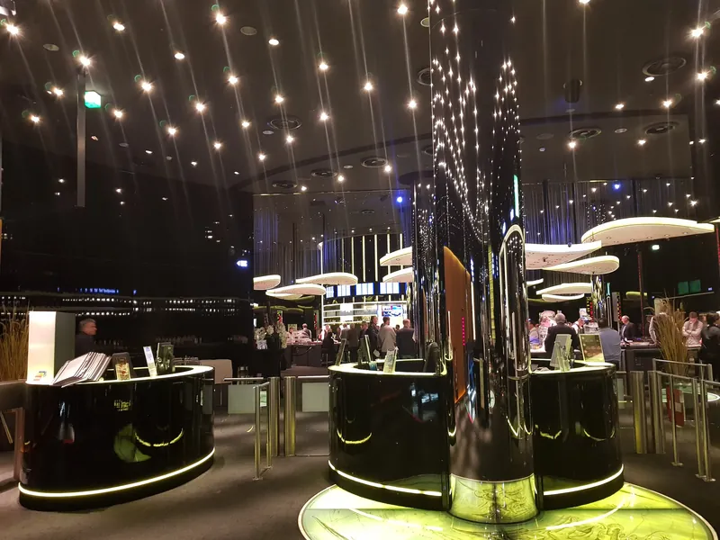Innenbereich des Merkur Casino Duisburg mit Spieltischen