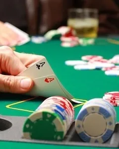 Illustration eines Poker-Spiels mit Karten, Chips und Spielern am Casino-Tisch