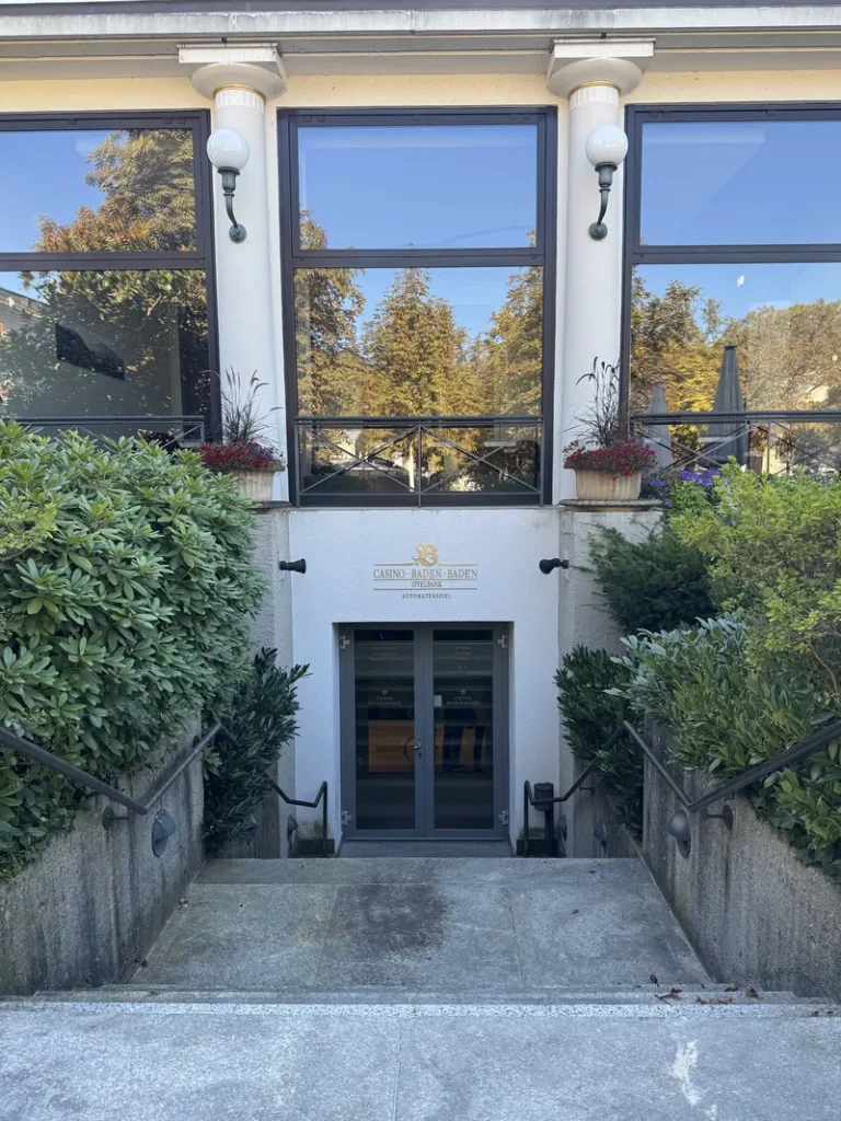 Seitlicher Eingang zum Casino Baden-Baden im Kurhaus