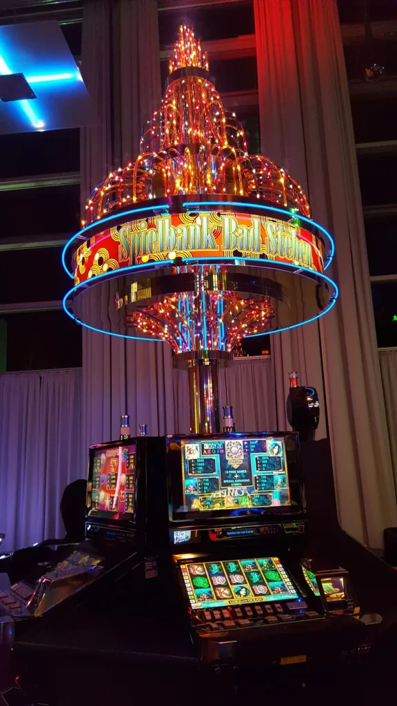 Spielautomat der Spielbank Bad Steben mit leuchtender Dekoration