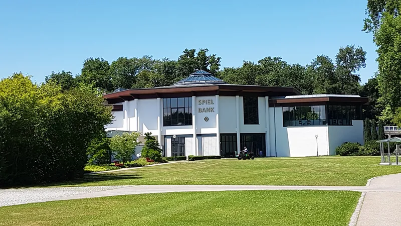 Spielbank Bad Füssing mit Parkanlage bei Tageslicht