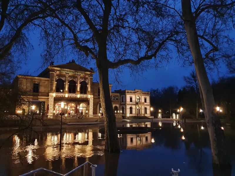 Spielbank Bad Kissingen bei Nacht am Wasser