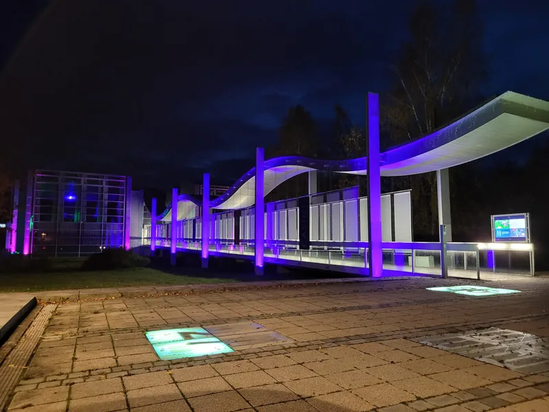 Spielbank Bad Steben bei Nacht mit beleuchtetem Eingang