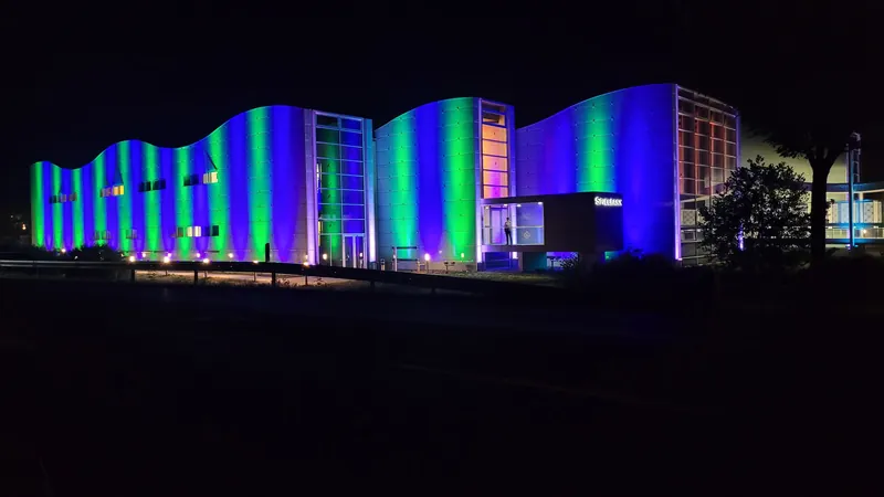 Spielbank Bad Steben bei Nacht mit farbig beleuchteter Fassade