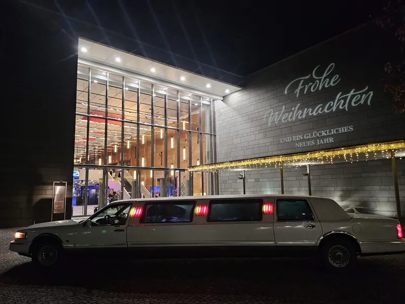 Spielbank Feuchtwangen mit Limousine vor dem Eingang