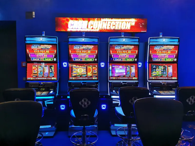 Spielbank Feuchtwangen mit modernen Spielautomaten im Innenbereich