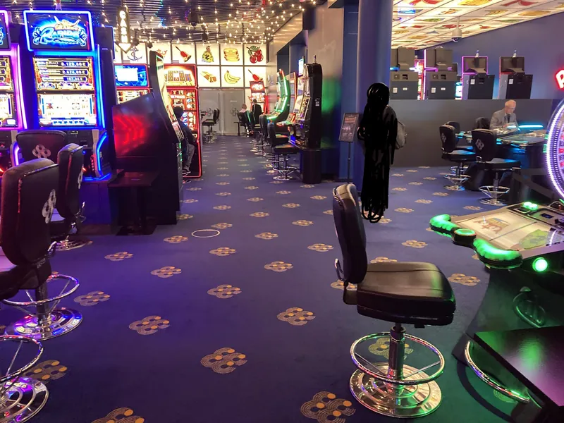 Spielbank Lindau mit modernen Spielautomaten im Innenbereich