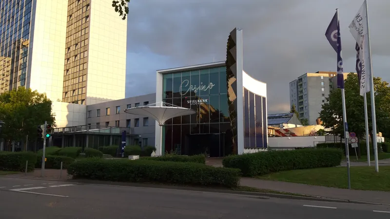 Spielbank Stuttgart Außenansicht bei Abendlicht