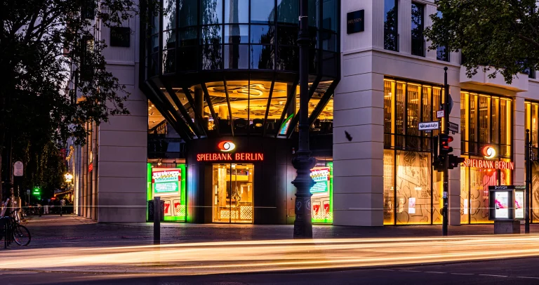 Eingang des Casino am Ku’damm bei Nacht