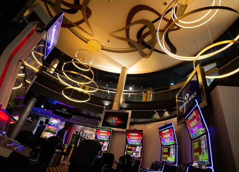 Automatensaal im Casino am Ku’damm mit Ringbeleuchtung