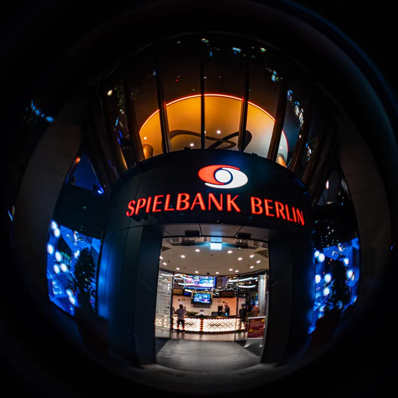 Eingang des Casino am Ku’damm mit rotem Schriftzug