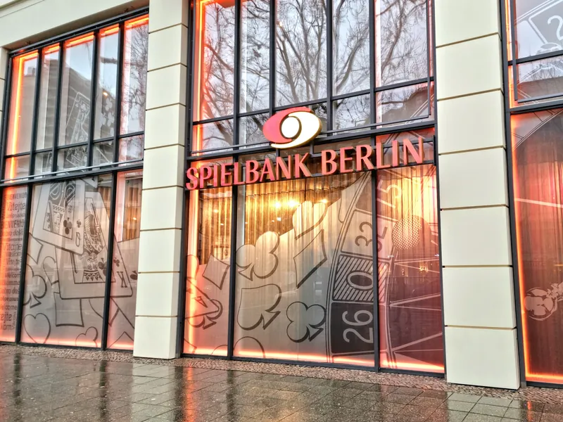 Außenfassade des Casino am Ku’damm bei Regen