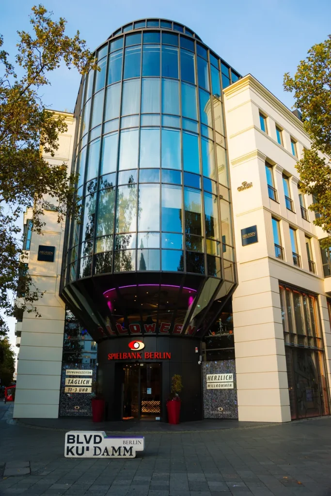 Casino am Ku’damm mit Glasfassade bei Tageslicht