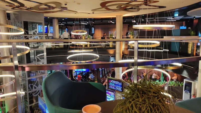 Innenbereich des Casino am Ku’damm mit mehreren Etagen