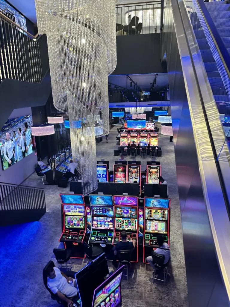 Automatensaal im Casino am Potsdamer Platz mit moderner Beleuchtung