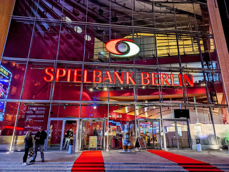 Eingang des Casino am Potsdamer Platz bei Nacht