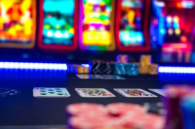 Spielkarten und Chips im Casino am Potsdamer Platz