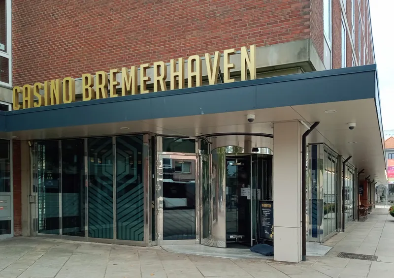 Eingang des Casino Bremerhaven am Tag