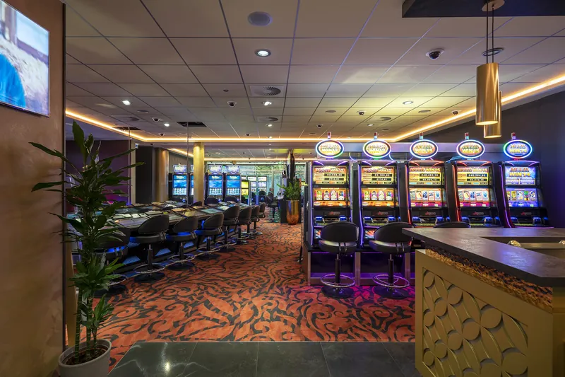 Innenraum des Casino Ellipse Spandau mit Automaten