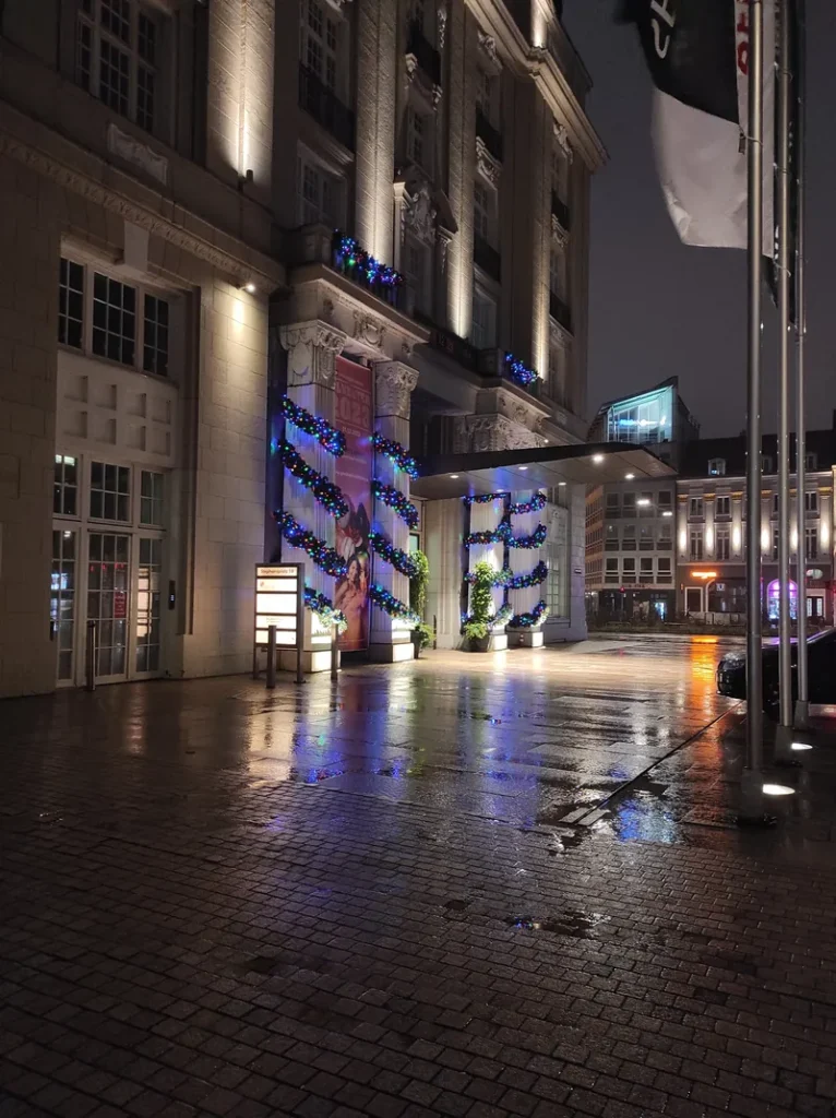 Casino Esplanade bei Regen am Abend