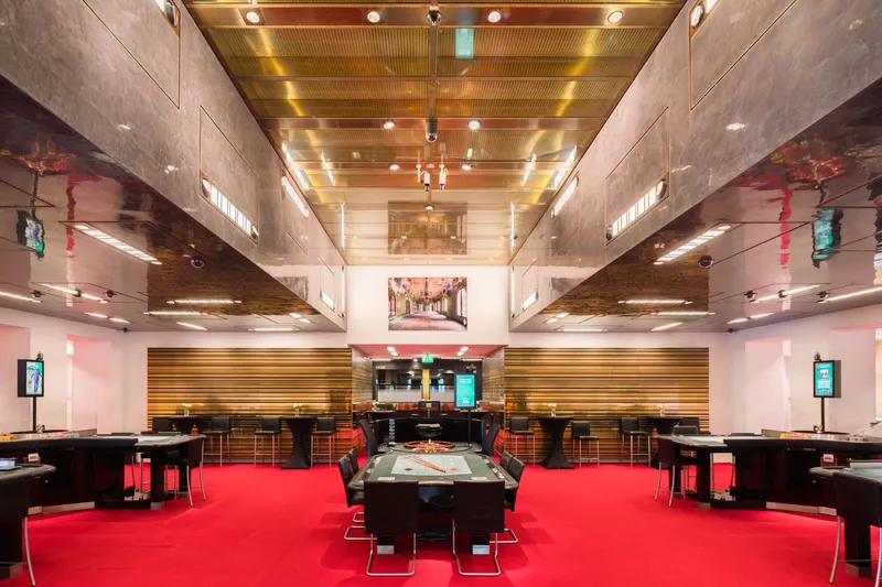 Casino Esplanade Spielsaal mit Spieltischen