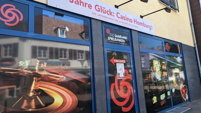 Eingang des Casino Homburg mit Schaufenstern