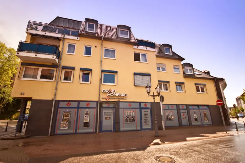 Gebäude des Casino Homburg bei Sonnenlicht