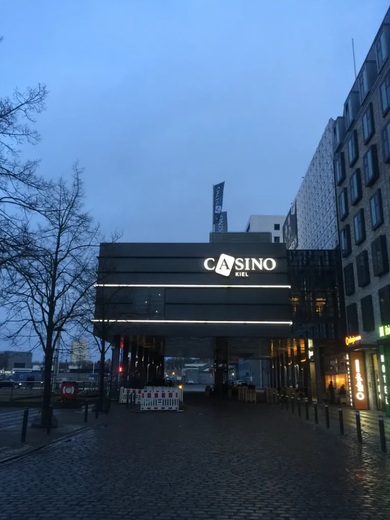 Fassade des Casino Kiel am Abend