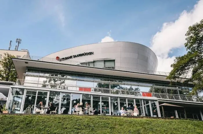 Außenansicht des Casino Ludwigspark bei Tag