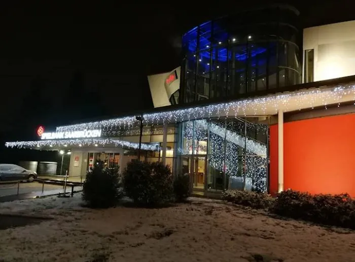 Eingang des Casino Ludwigspark bei Nacht